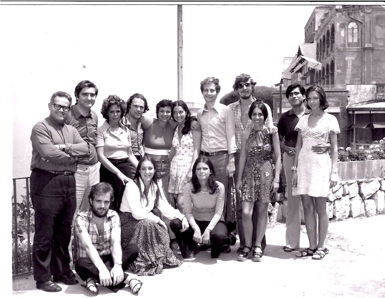 Angela è la terza a destra accovacciata (1974)