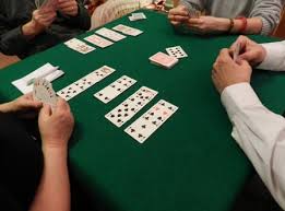 Burraco e Vacanze: Il Duello al Tavolo&nbsp;Verde